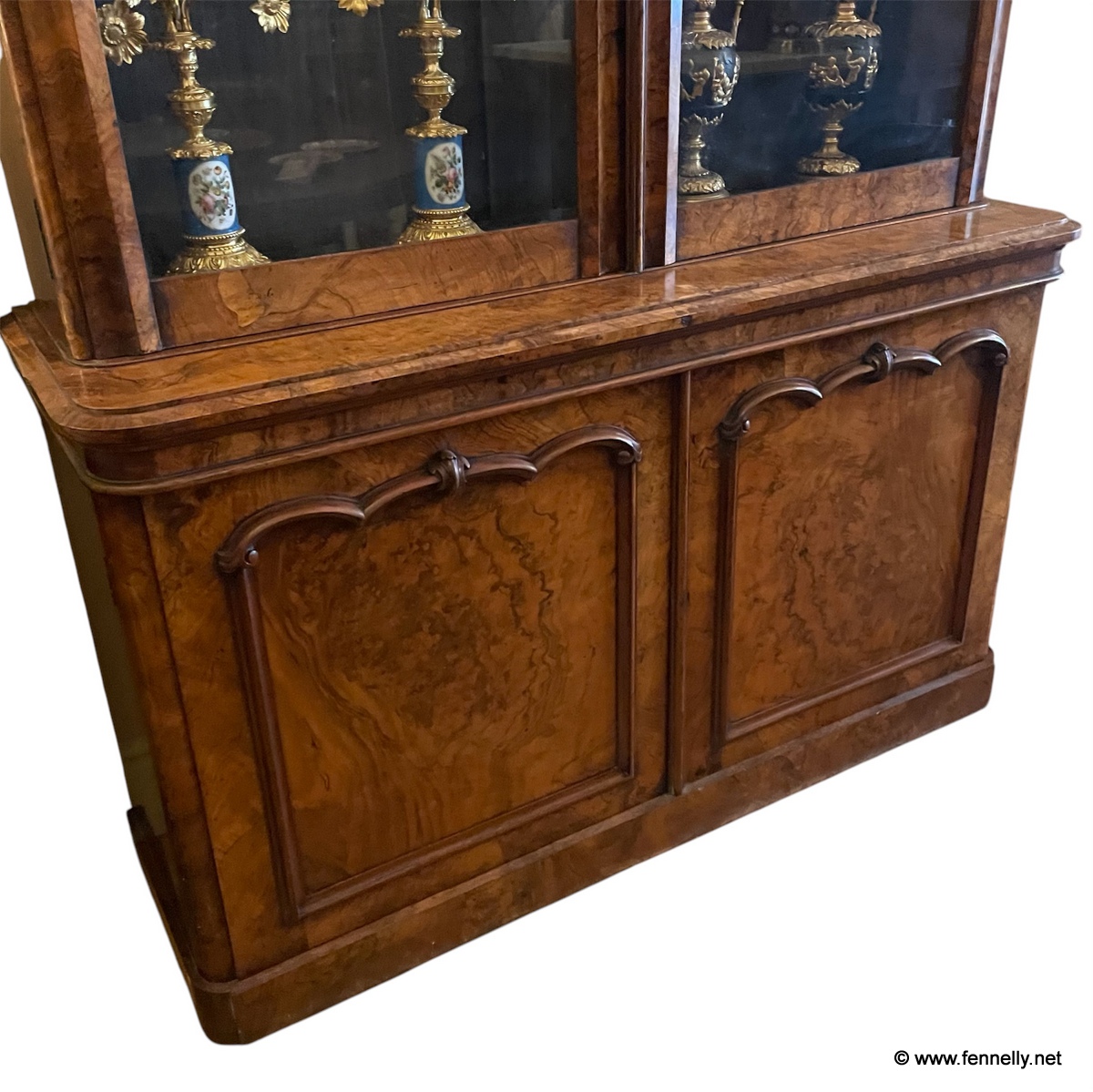 383 Irish Walnut Bookcase - 19th Century - Strahan of Dublin - Image 2
