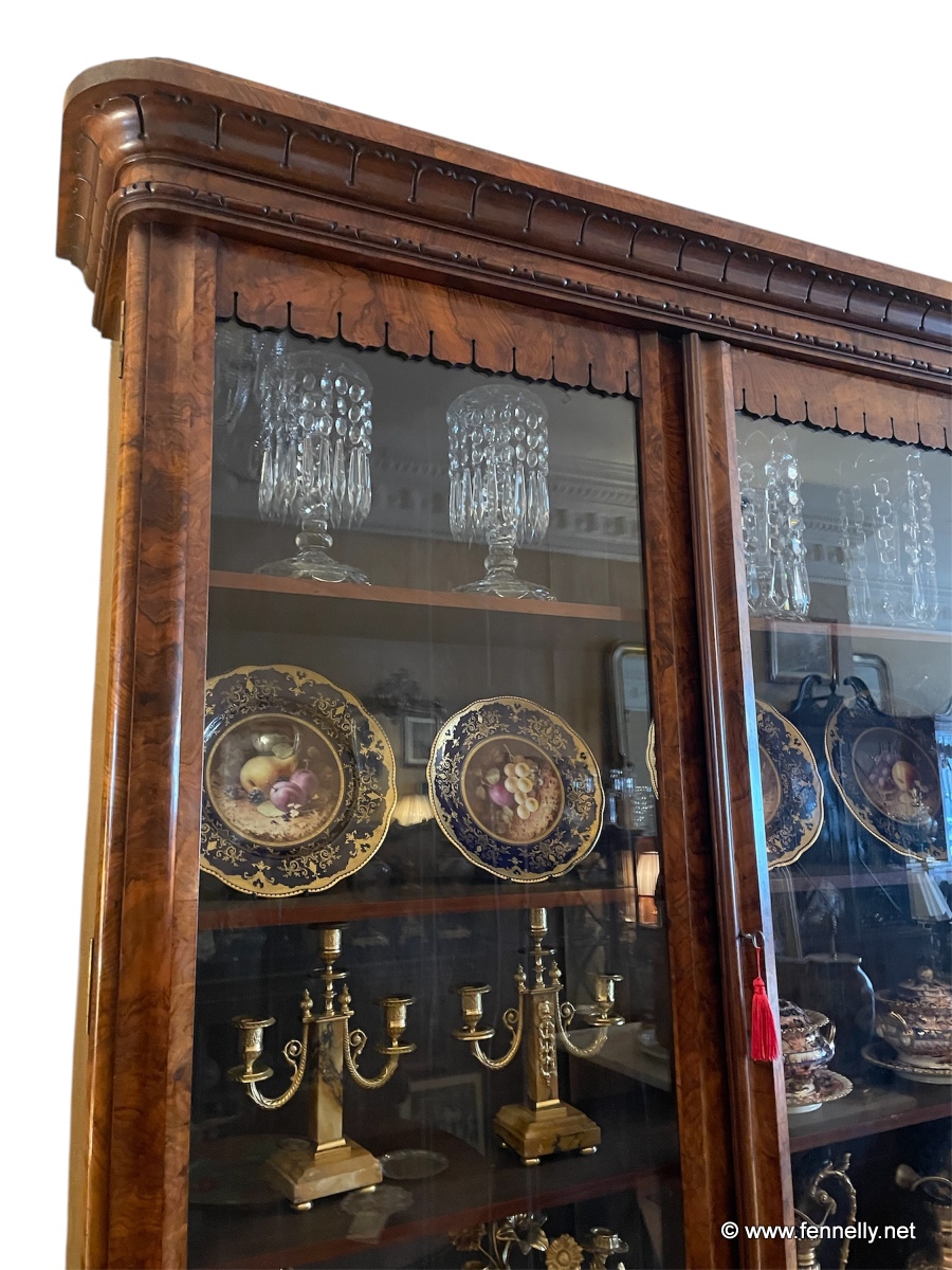 383 Irish Walnut Bookcase - 19th Century - Strahan of Dublin - Image 5