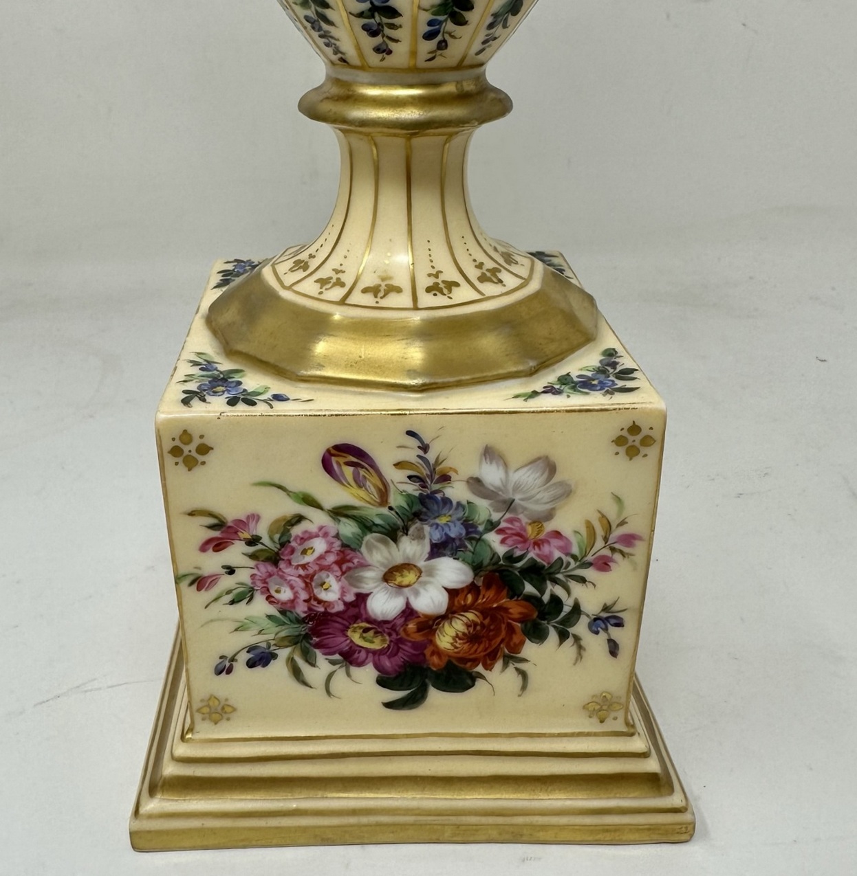 011 Antique Pair French Sèvres Style Porcelain Gilt Mounted Urns Vases Centerpieces - Image 4