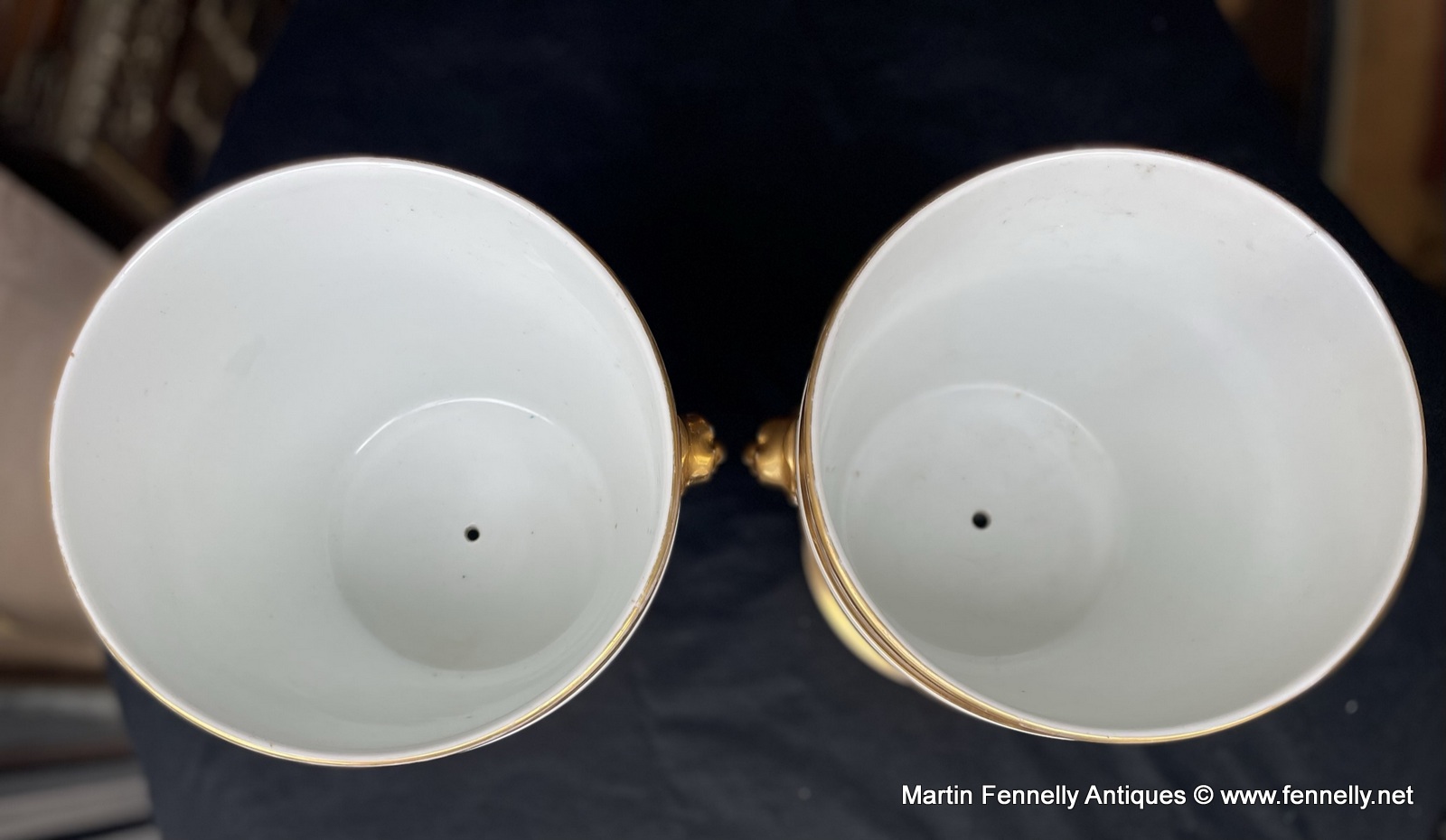 371 Pair of French 1840s Louis-Philippe Paris Porcelain Cachepots with - Hand Painted - Image 10