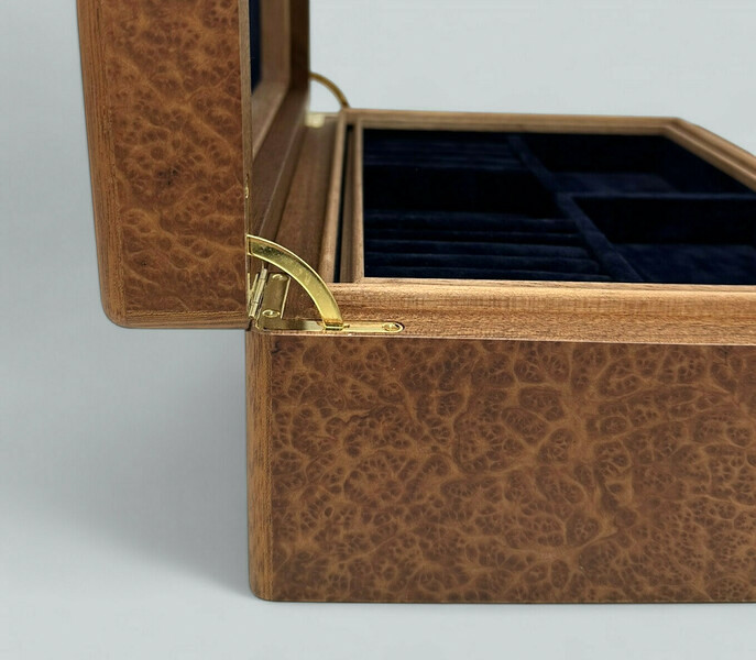 842 Sold Vavona Burl Jewellery Casket – Manning of Ireland – Irish - Image 4