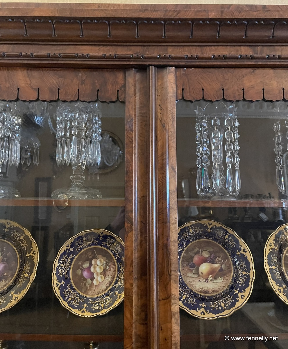 383 Irish Walnut Bookcase - 19th Century - Strahan of Dublin - Image 3